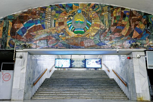  A mosaic panel enlivens the facade above the stairs exiting Toshkent station with a design that symbolizes a diverse multitude coalescing into unity.