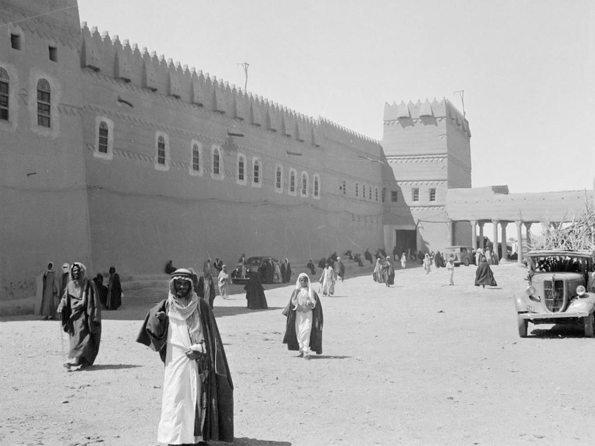 “It is undoubtedly beautiful and was a revelation to me of how fine modern Arabian architecture can be,” wrote Geraldine of the central palace and square in Riyadh, with its main gate and colonnade connecting it to the Great Mosque.