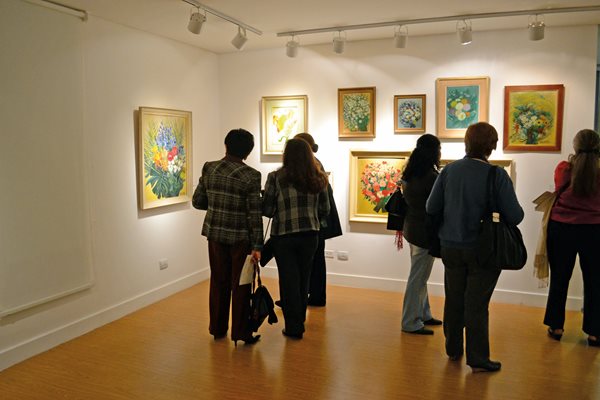Zogbé paintings on view at the Museo Provincial de Bellas Artes Franklin Rawson in Buenos Aires.