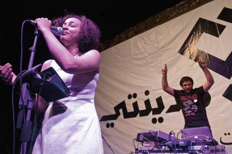<p>An occasional duo since 2012, Egyptian hip hop singer Maryam Saleh and Zeid Hamdan play for free in the Karantina neighborhood.</p>
