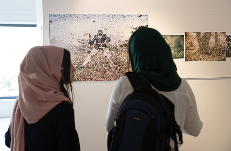 At the Metrography Gallery in 2021 in Sulaimaniyah, Iraq, young women visit the World Press Photo exhibition held there as one of the foundation’s events worldwide.