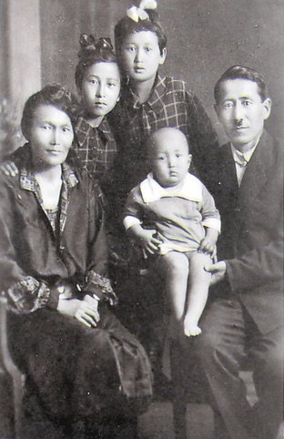  A portrait from 1927 in Tashkent shows Doszhanova, then aged 34 or 35, with her husband, Alimgirey Yershin, their son, Sakhbaz, and two nieces; Doszhanova lived five more years.